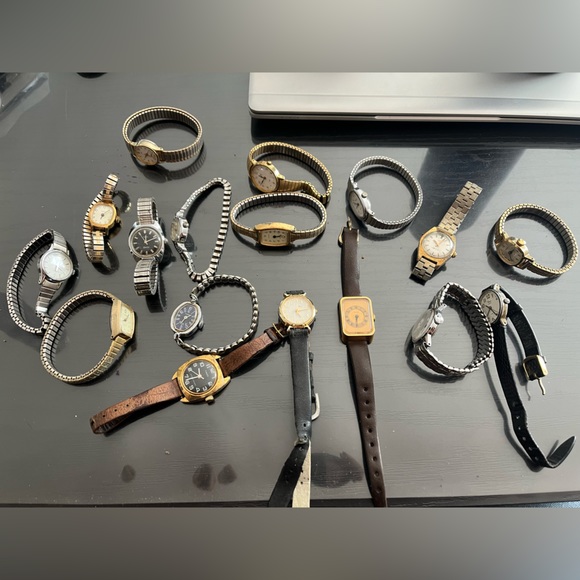 17 Vintage Woman’s Timex watches - Picture 1 of 5